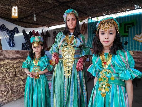 Artwork: فتيات بالزي التقليدي