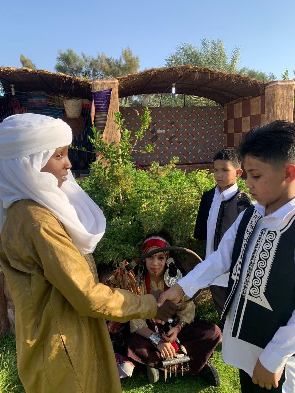 Artwork: صُورة تصافح لطِفلين من قبيلتي التبو والزوية