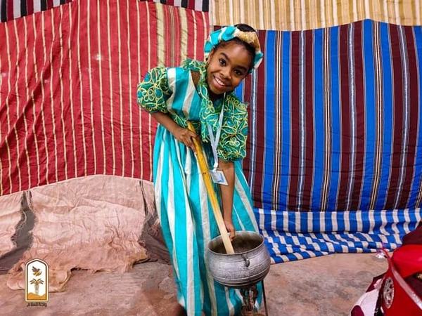 Artwork: المَغرف - طِفلة تباوية تقوم بعملية مُحاكاة لاستخدا